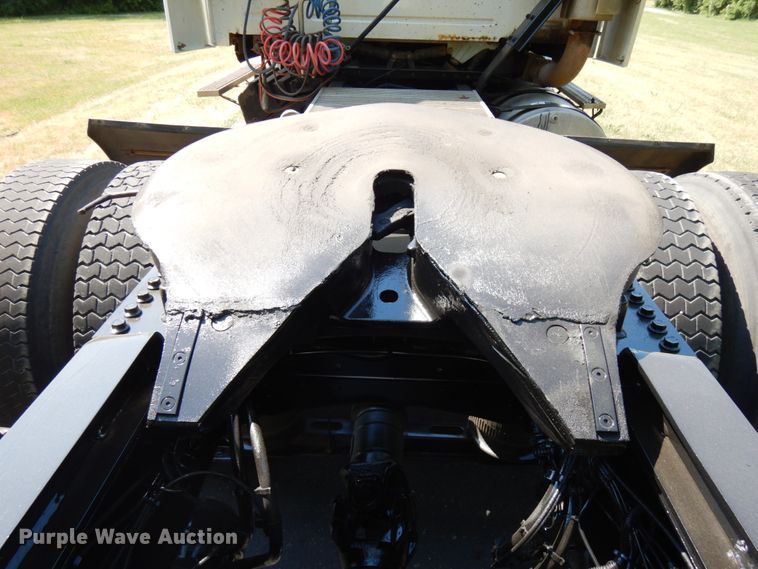 image for item IL9844 2000 Volvo VN Series  semi truck