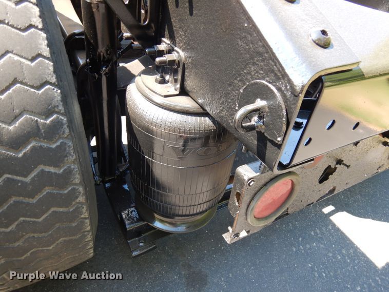 image for item IL9844 2000 Volvo VN Series  semi truck