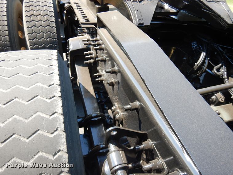 image for item IL9844 2000 Volvo VN Series  semi truck