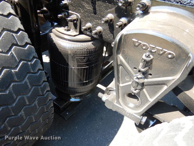 image for item IL9844 2000 Volvo VN Series  semi truck