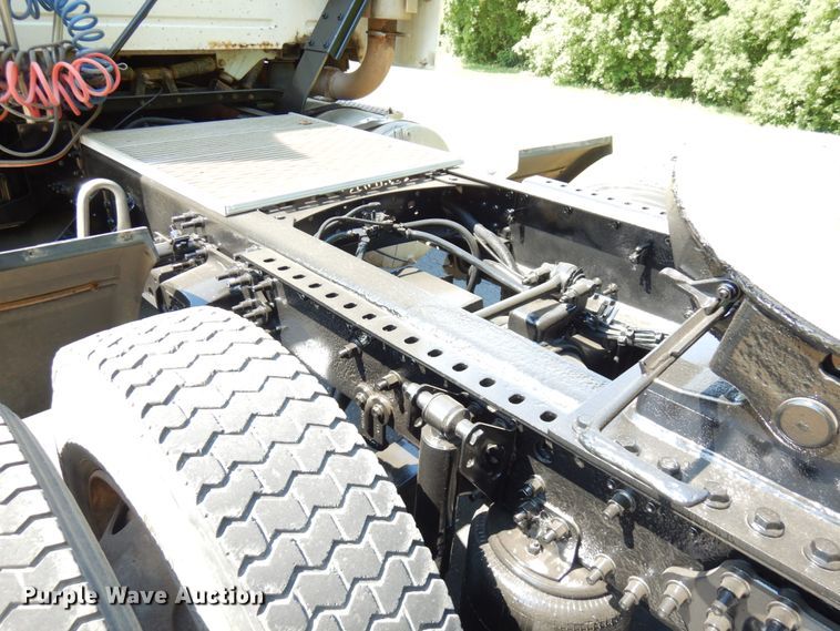 image for item IL9844 2000 Volvo VN Series  semi truck