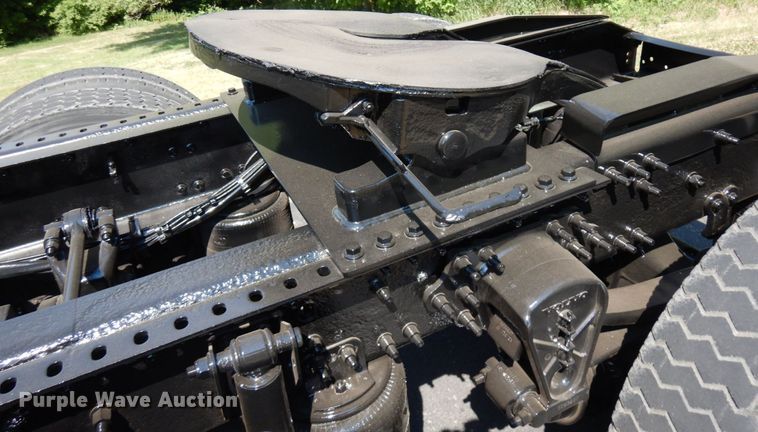 image for item IL9844 2000 Volvo VN Series  semi truck