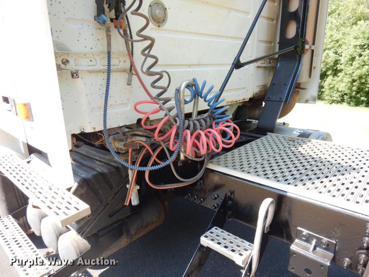 image for item IL9844 2000 Volvo VN Series  semi truck