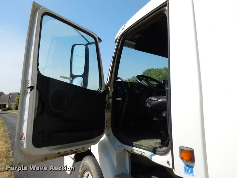 image for item IL9844 2000 Volvo VN Series  semi truck