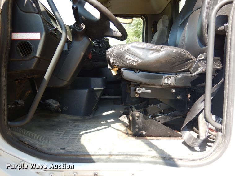 image for item IL9844 2000 Volvo VN Series  semi truck