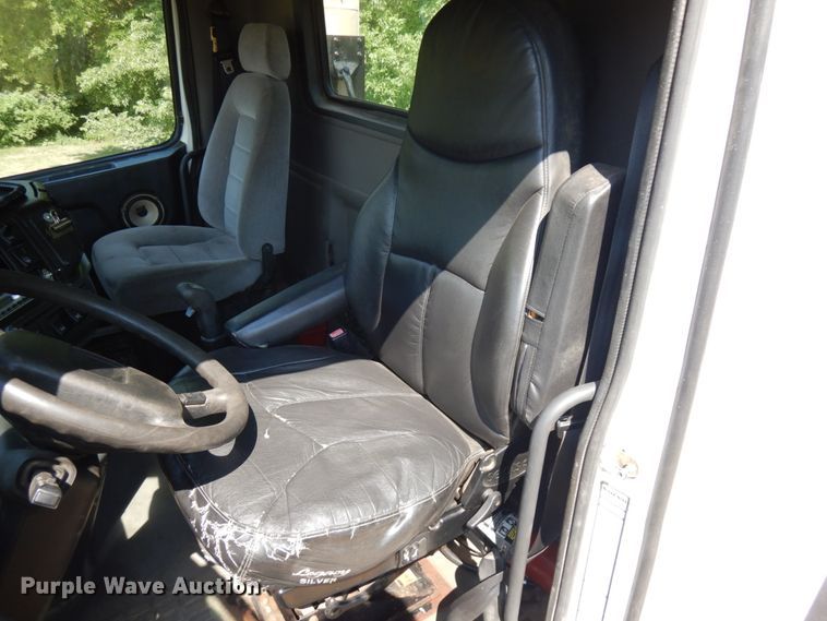 image for item IL9844 2000 Volvo VN Series  semi truck