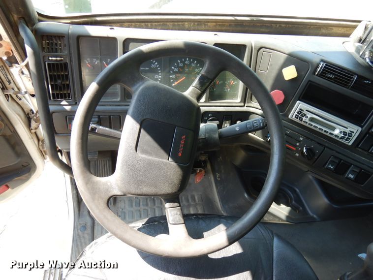 image for item IL9844 2000 Volvo VN Series  semi truck