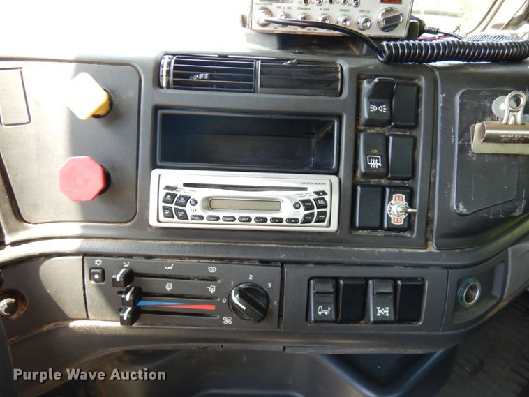 image for item IL9844 2000 Volvo VN Series  semi truck