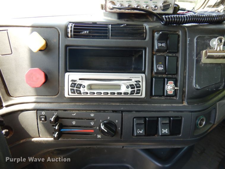 image for item IL9844 2000 Volvo VN Series  semi truck