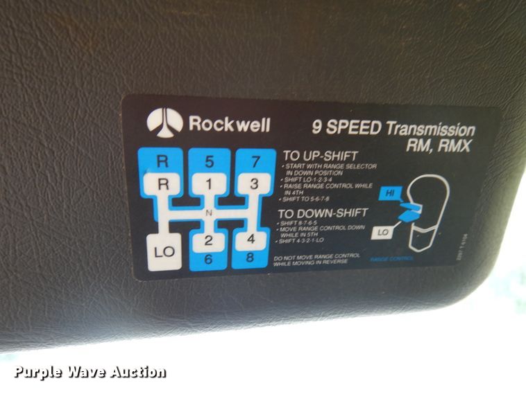 image for item IL9844 2000 Volvo VN Series  semi truck