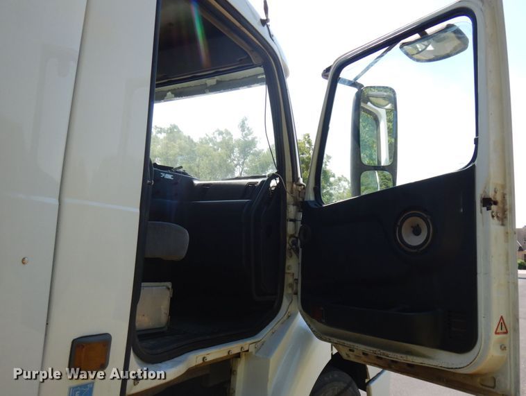 image for item IL9844 2000 Volvo VN Series  semi truck