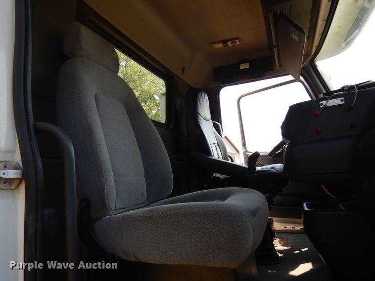 image for item IL9844 2000 Volvo VN Series  semi truck