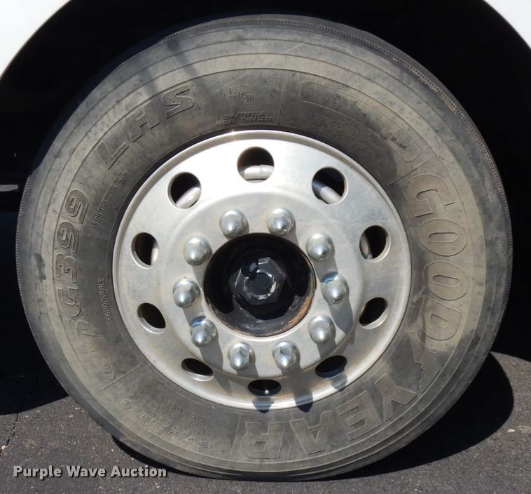 image for item IL9844 2000 Volvo VN Series  semi truck