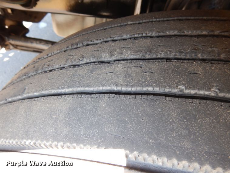 image for item IL9844 2000 Volvo VN Series  semi truck