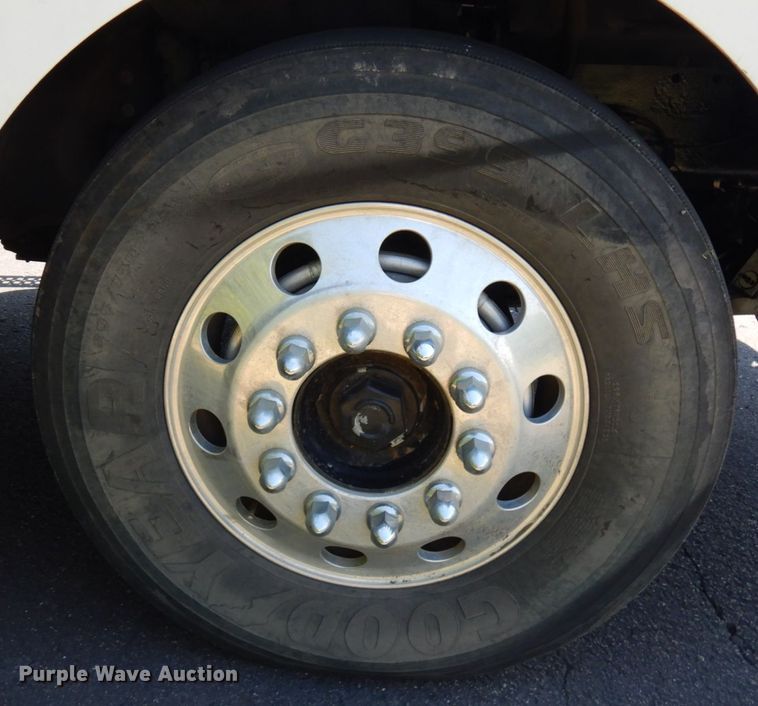 image for item IL9844 2000 Volvo VN Series  semi truck