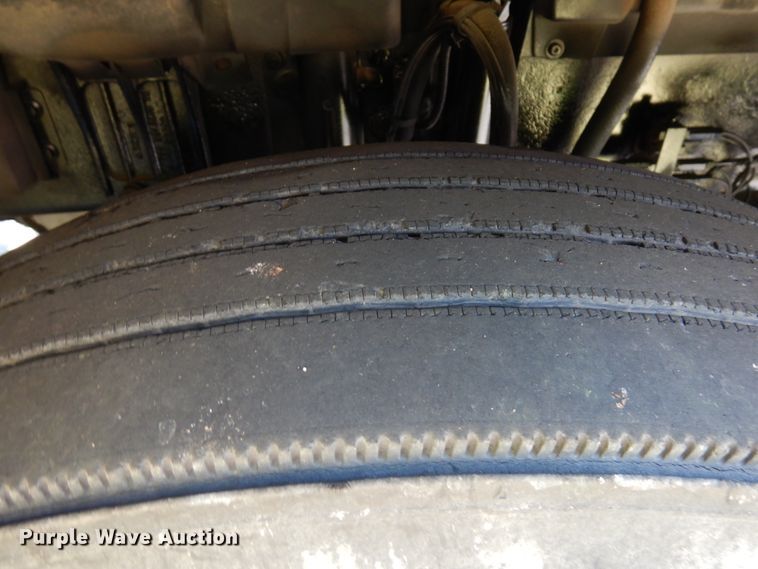 image for item IL9844 2000 Volvo VN Series  semi truck