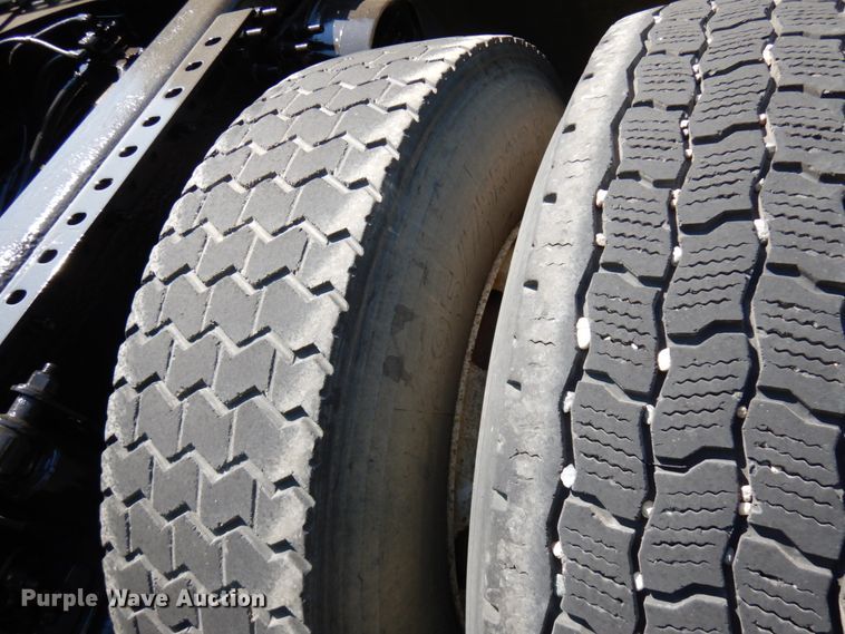 image for item IL9844 2000 Volvo VN Series  semi truck