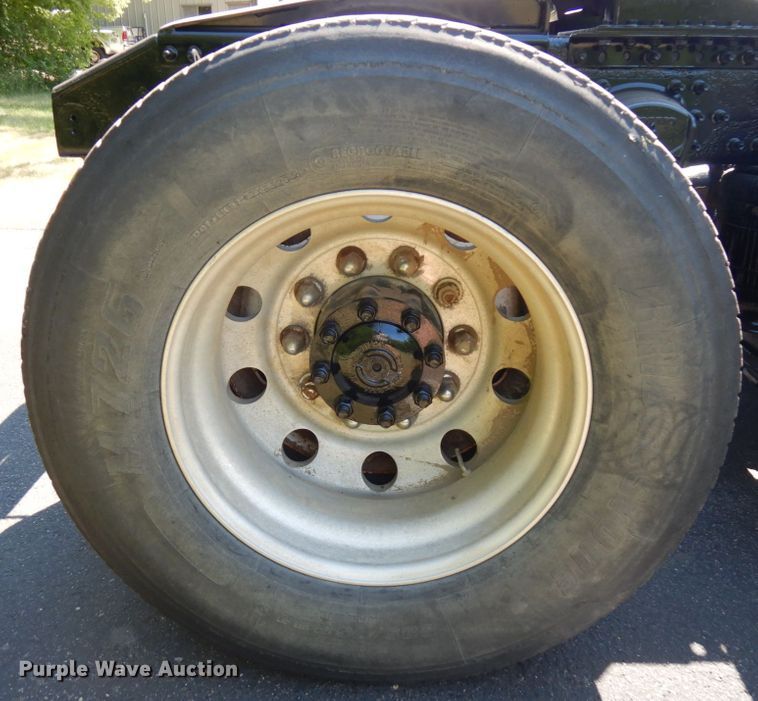 image for item IL9844 2000 Volvo VN Series  semi truck