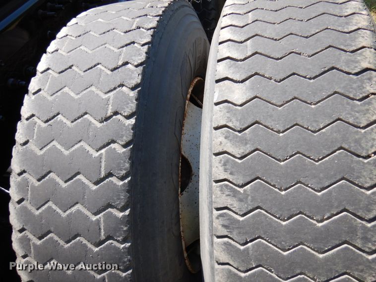 image for item IL9844 2000 Volvo VN Series  semi truck