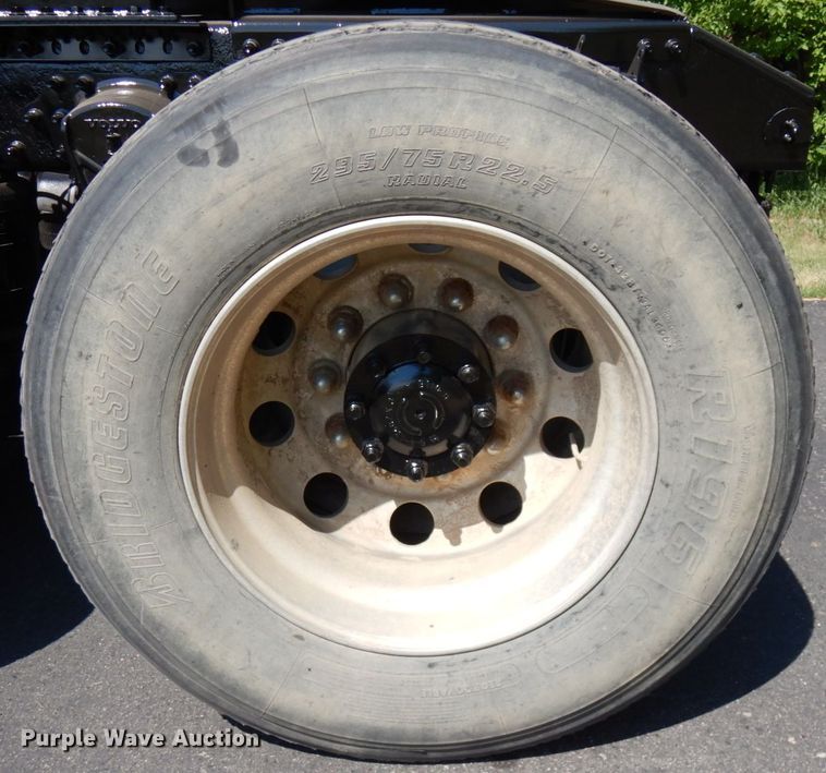 image for item IL9844 2000 Volvo VN Series  semi truck