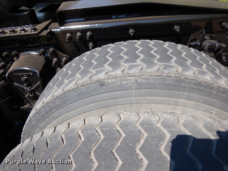 image for item IL9844 2000 Volvo VN Series  semi truck