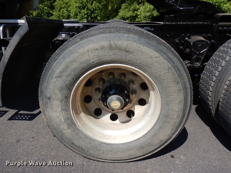 image for item IL9844 2000 Volvo VN Series  semi truck