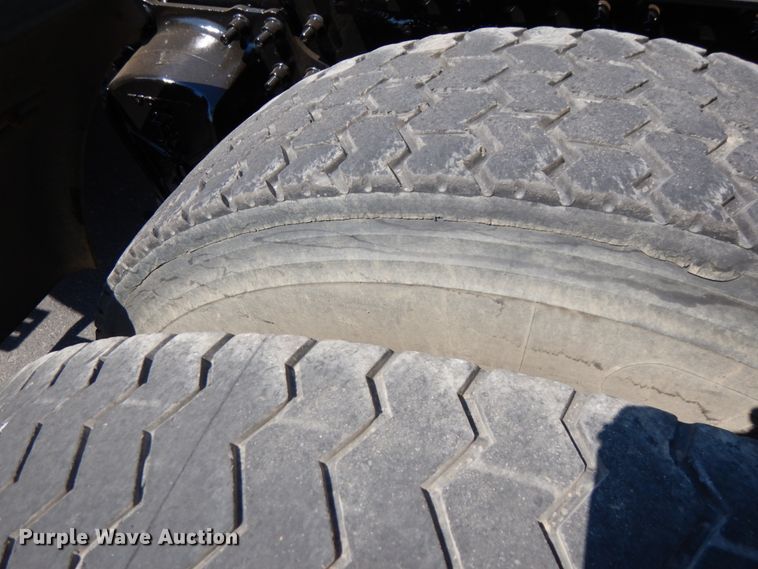 image for item IL9844 2000 Volvo VN Series  semi truck