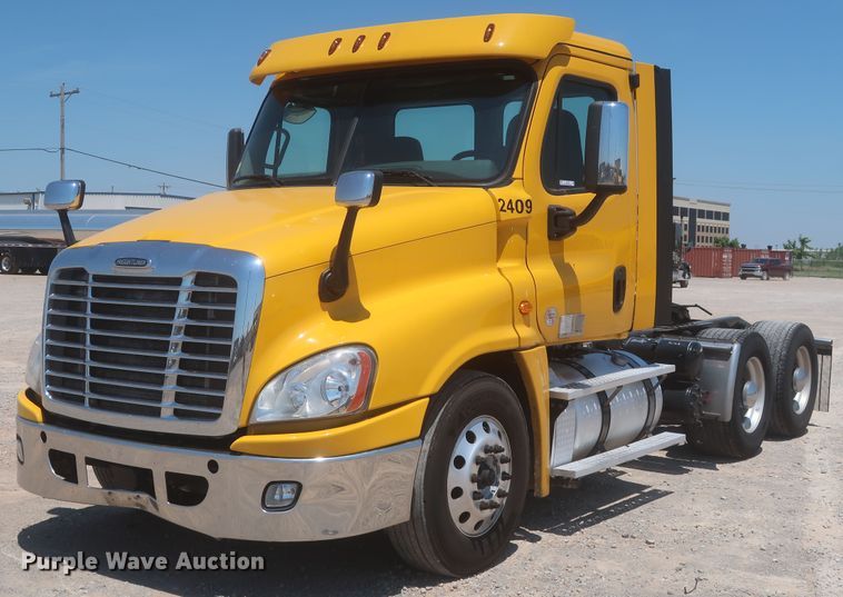 image for item IO9190 2018 Freightliner Cascadia 125  semi truck