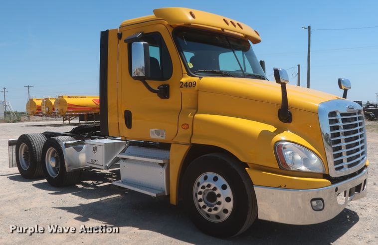 image for item IO9190 2018 Freightliner Cascadia 125  semi truck