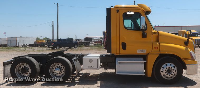 image for item IO9190 2018 Freightliner Cascadia 125  semi truck