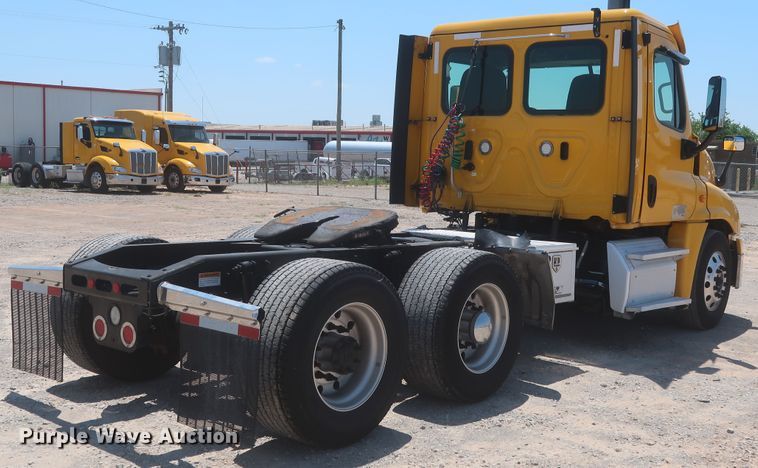 image for item IO9190 2018 Freightliner Cascadia 125  semi truck