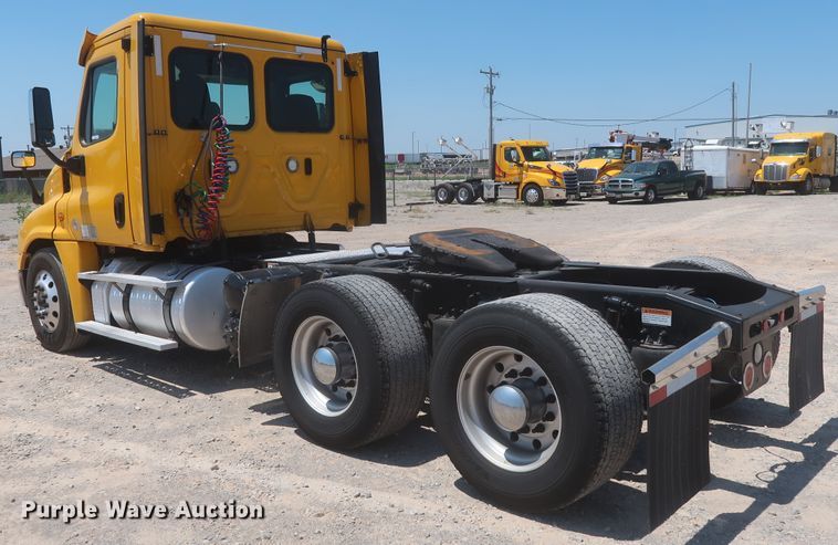 image for item IO9190 2018 Freightliner Cascadia 125  semi truck