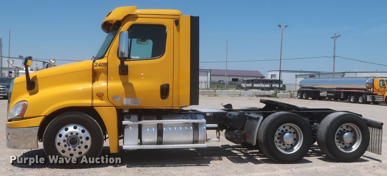 image for item IO9190 2018 Freightliner Cascadia 125  semi truck