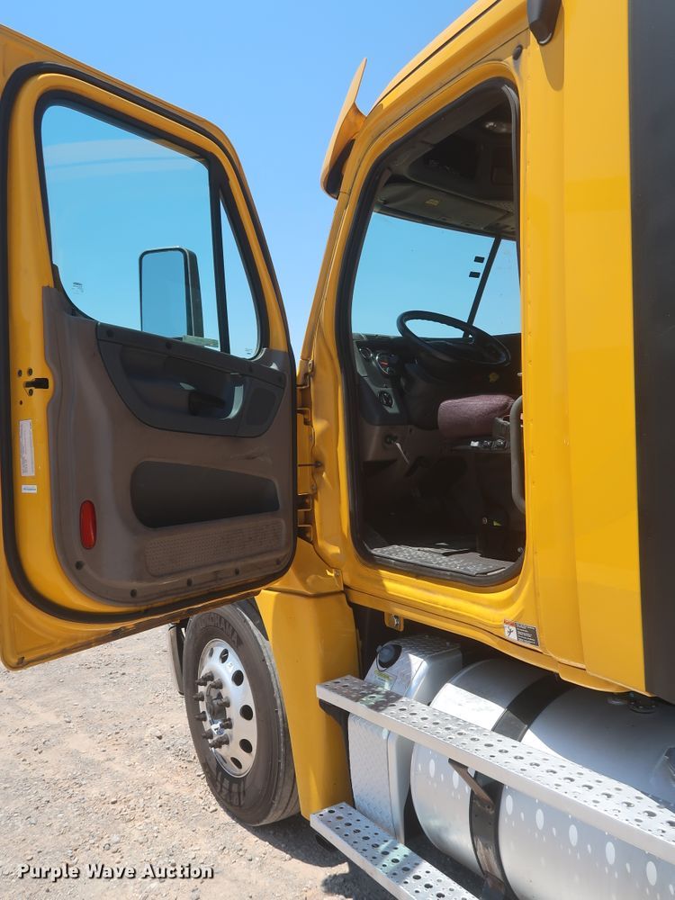 image for item IO9190 2018 Freightliner Cascadia 125  semi truck