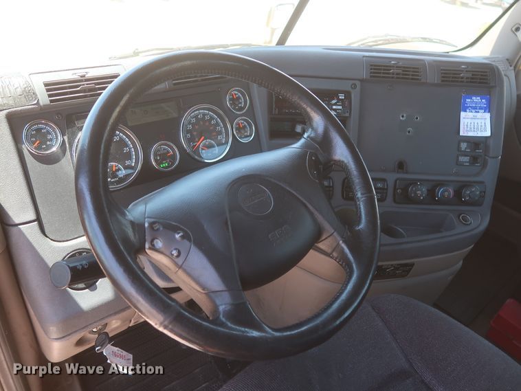 image for item IO9190 2018 Freightliner Cascadia 125  semi truck