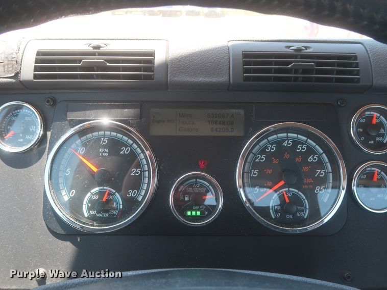 image for item IO9190 2018 Freightliner Cascadia 125  semi truck