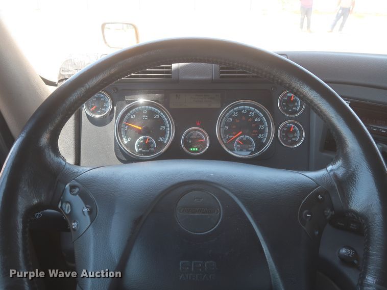 image for item IO9190 2018 Freightliner Cascadia 125  semi truck