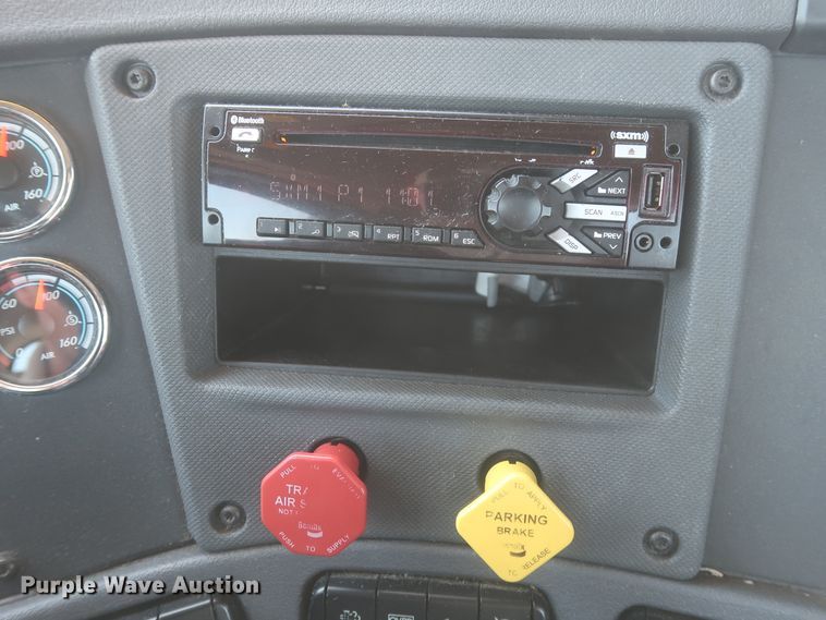 image for item IO9190 2018 Freightliner Cascadia 125  semi truck