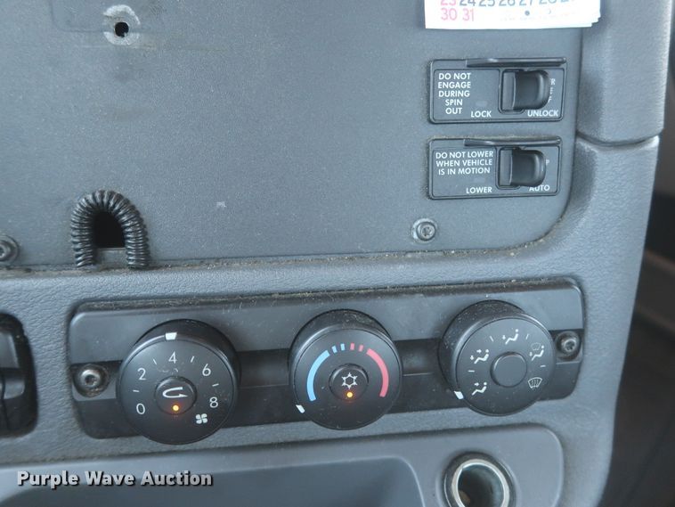 image for item IO9190 2018 Freightliner Cascadia 125  semi truck