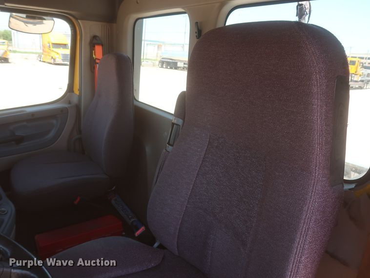 image for item IO9190 2018 Freightliner Cascadia 125  semi truck