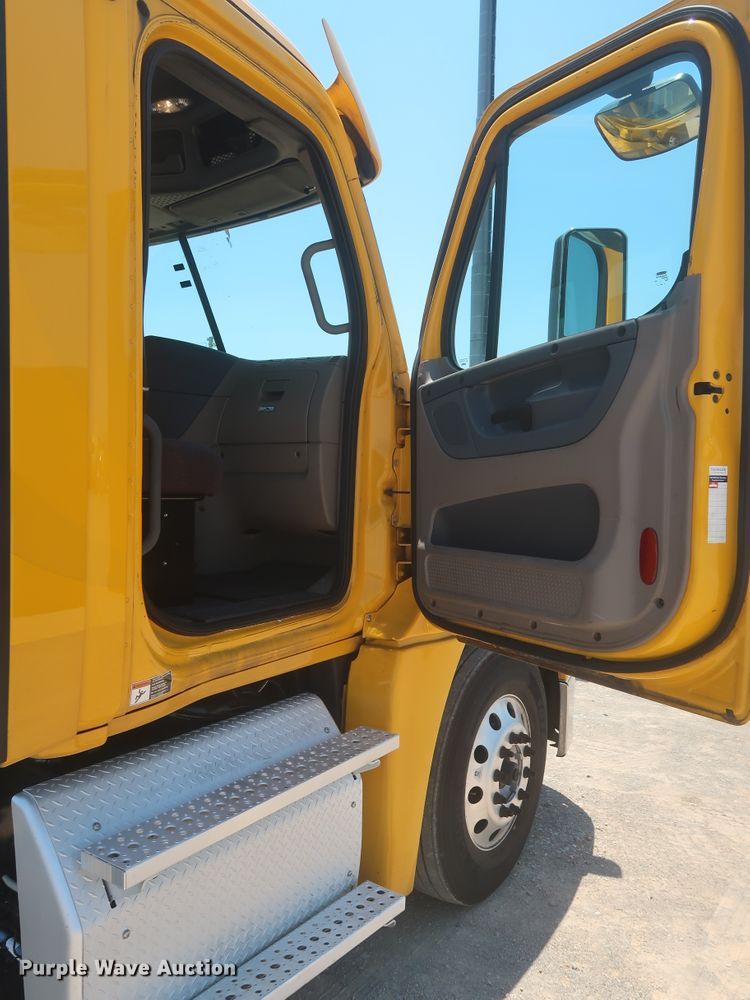 image for item IO9190 2018 Freightliner Cascadia 125  semi truck