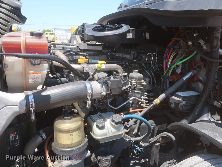 image for item IO9190 2018 Freightliner Cascadia 125  semi truck