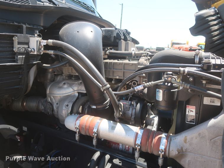 image for item IO9190 2018 Freightliner Cascadia 125  semi truck