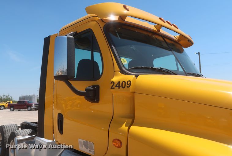 image for item IO9190 2018 Freightliner Cascadia 125  semi truck