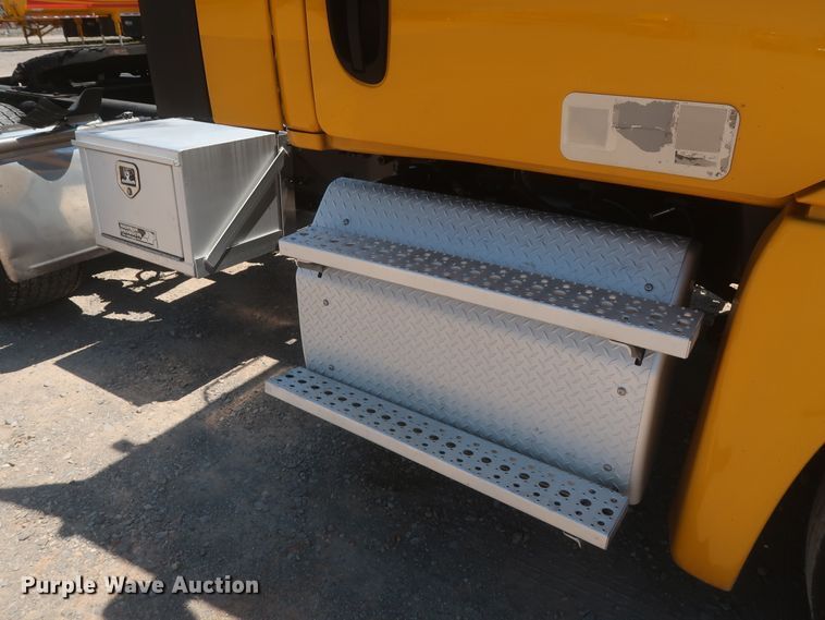 image for item IO9190 2018 Freightliner Cascadia 125  semi truck