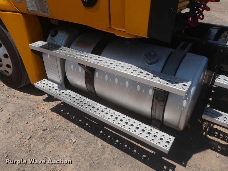 image for item IO9190 2018 Freightliner Cascadia 125  semi truck