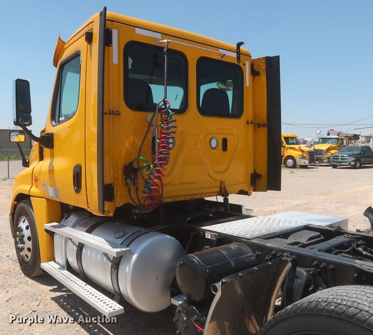 image for item IO9190 2018 Freightliner Cascadia 125  semi truck