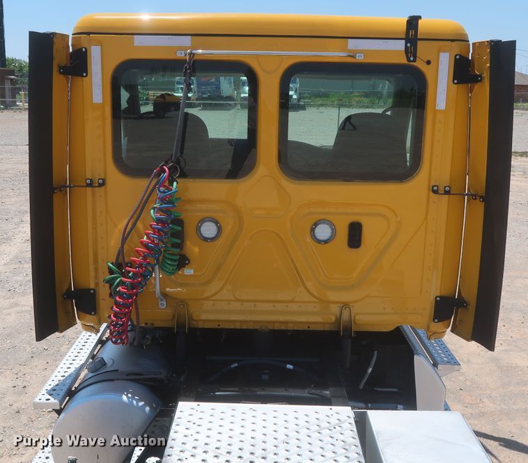 image for item IO9190 2018 Freightliner Cascadia 125  semi truck