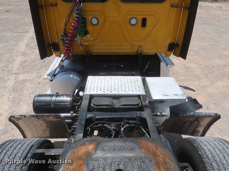 image for item IO9190 2018 Freightliner Cascadia 125  semi truck