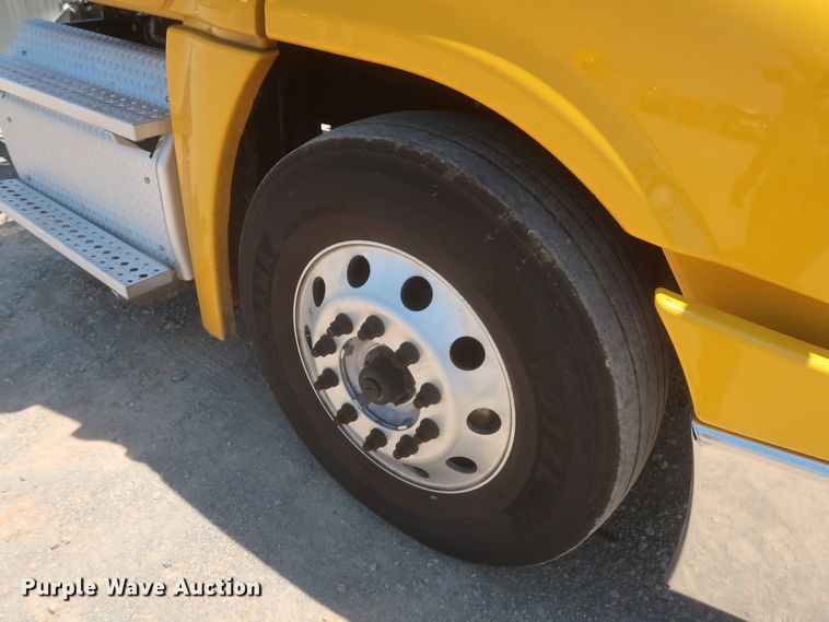 image for item IO9190 2018 Freightliner Cascadia 125  semi truck